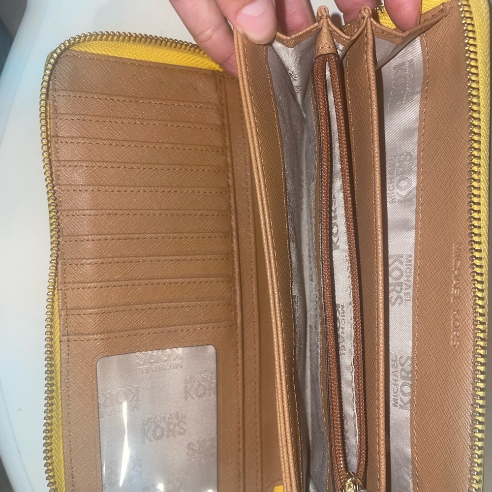 Yellow wallet - Picture 3 of 7